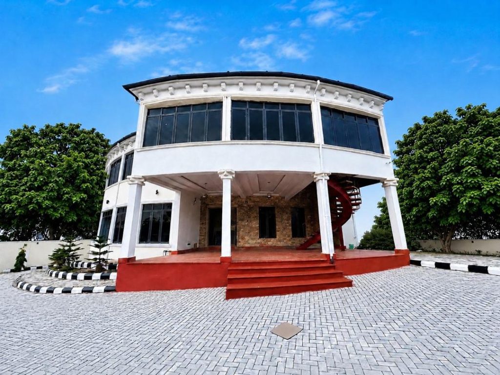 Ule Ona front view